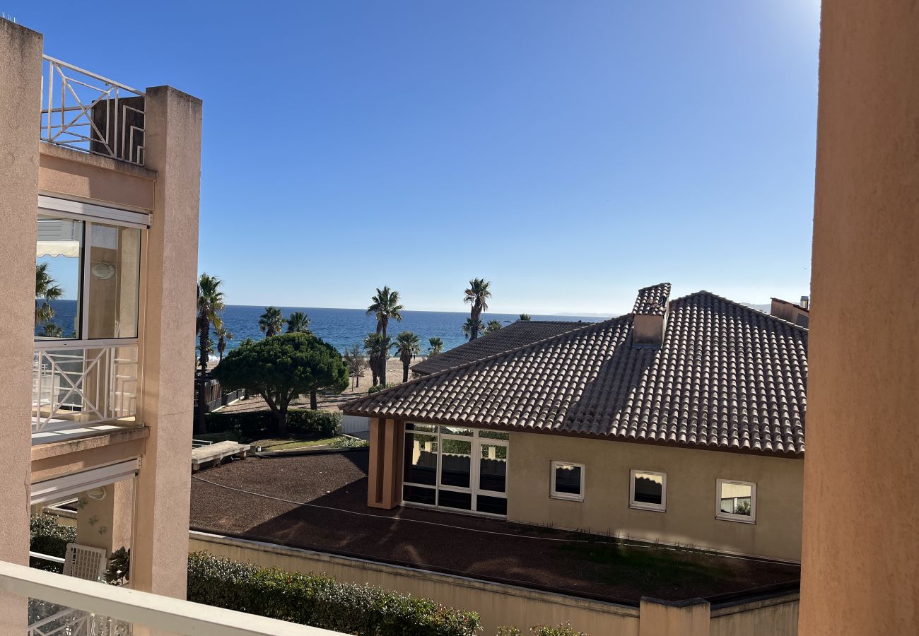 Appartement à Fréjus - Cap Hermès 312, T2/3, vue mer, capacité 4 adultes et 2 enfants, climatisé, parking, piscine et accès direct plages