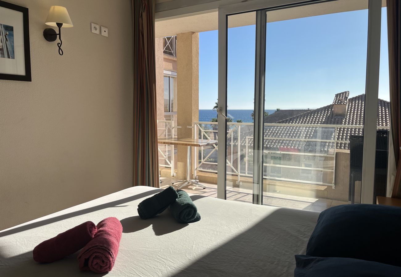 Appartement à Fréjus - Cap Hermès 312, T2/3, vue mer, capacité 4 adultes et 2 enfants, climatisé, parking, piscine et accès direct plages