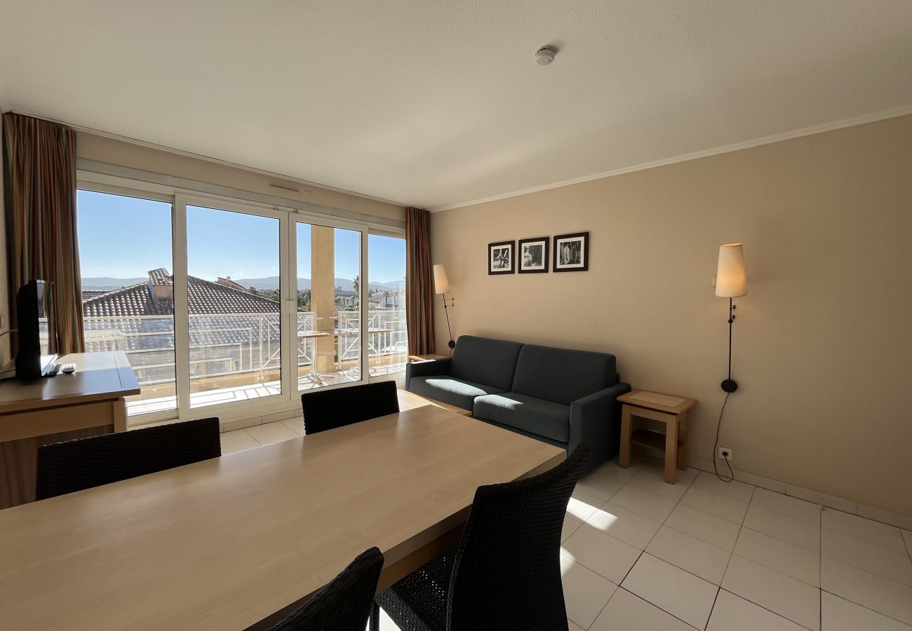 Appartement à Fréjus - Cap Hermès 312, T2/3, vue mer, capacité 4 adultes et 2 enfants, climatisé, parking, piscine et accès direct plages