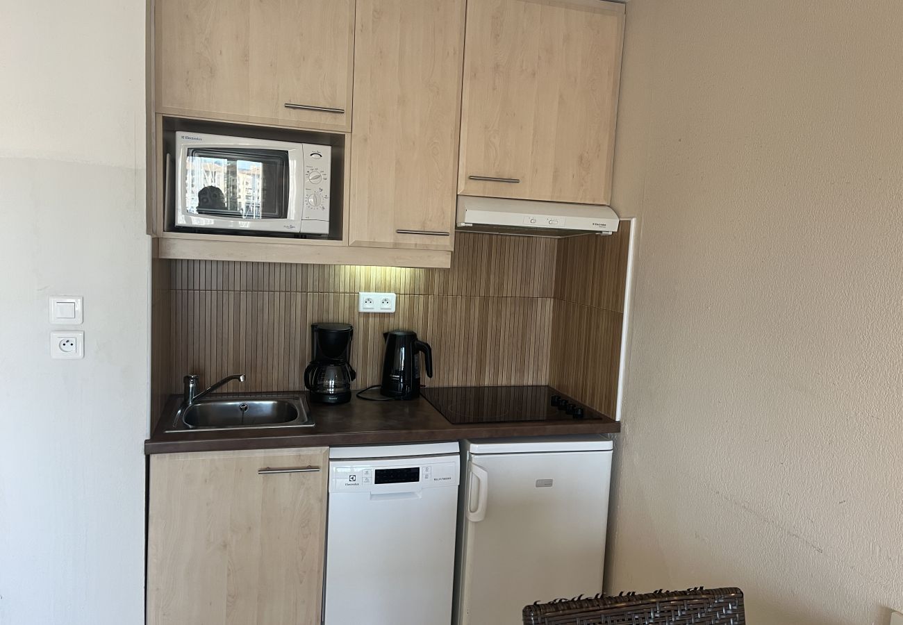 Studio à Fréjus - Cap Hermès 107, studio 30m2, 3 couchages, vue port, climatisé, parking et piscine