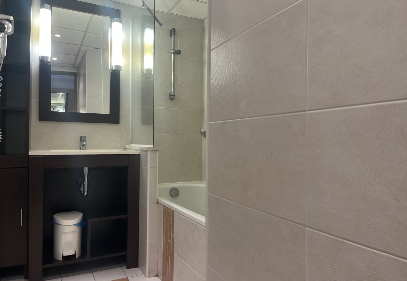 Studio à Fréjus - Cap Hermès 107, studio 30m2, 3 couchages, vue port, climatisé, parking et piscine