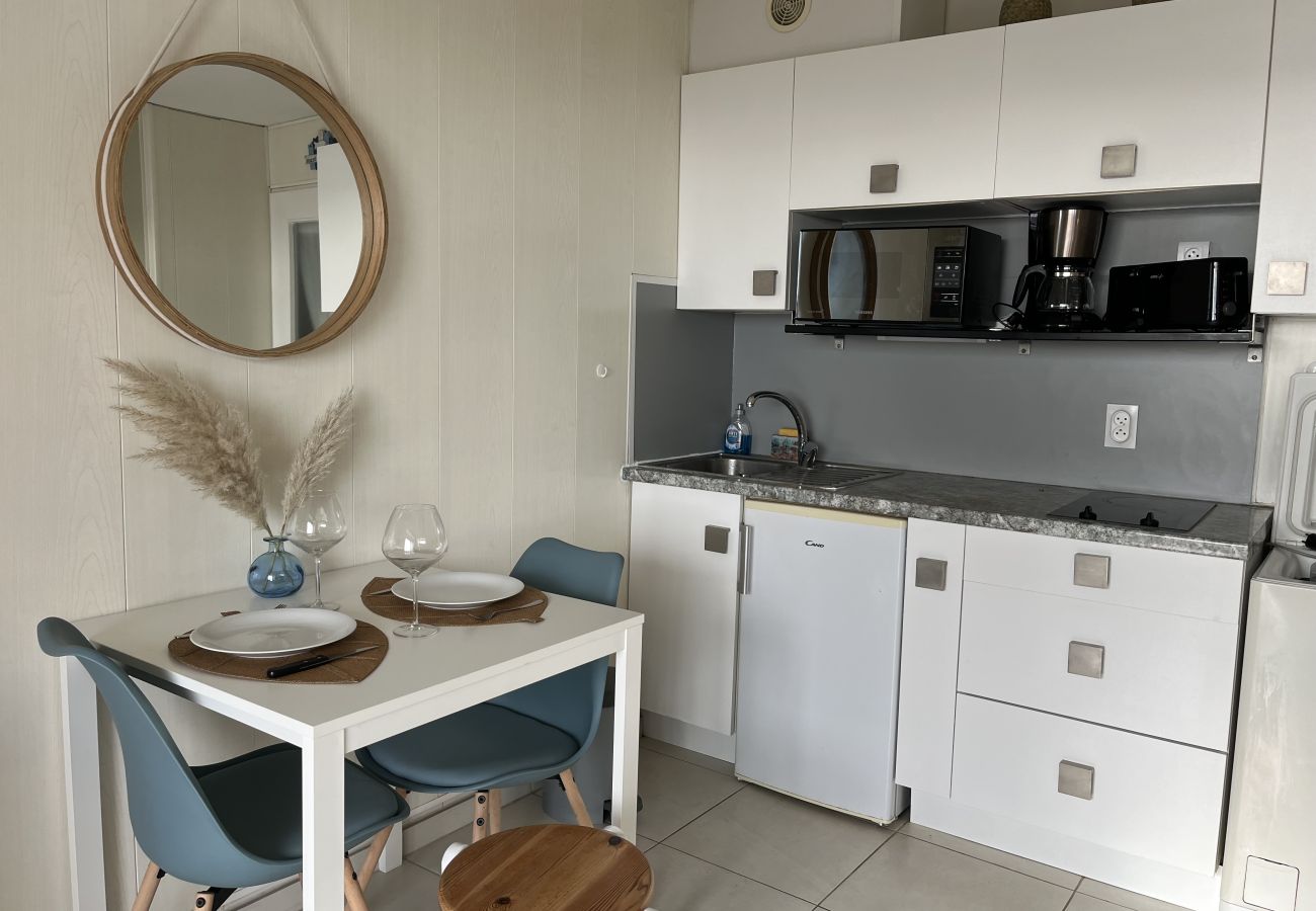 Studio à Fréjus - Le Capitole, Studio 26m2, climatisé, vue mer, balcon, WIFI, parking pour 2 adultes et 2 enfants