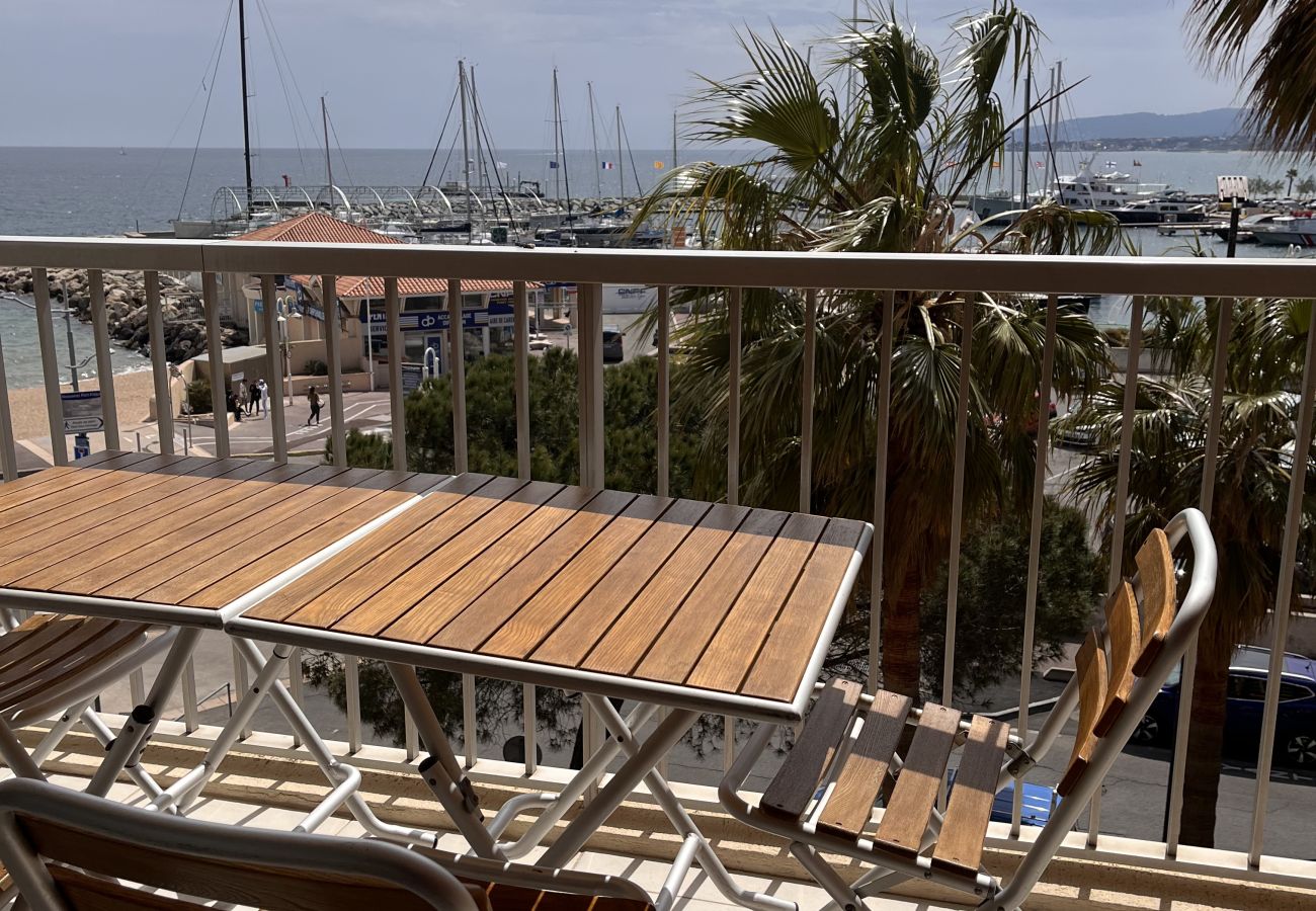 Studio à Fréjus - Le Capitole, Studio 26m2, climatisé, vue mer, balcon, WIFI, parking pour 2 adultes et 2 enfants