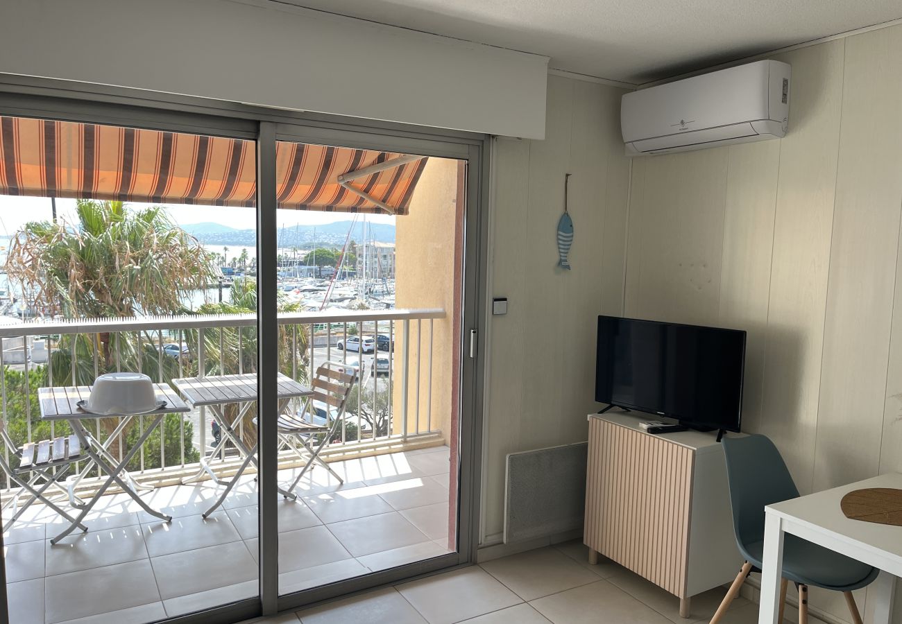Studio à Fréjus - Le Capitole, Studio 26m2, climatisé, vue mer, balcon, WIFI, parking pour 2 adultes et 2 enfants