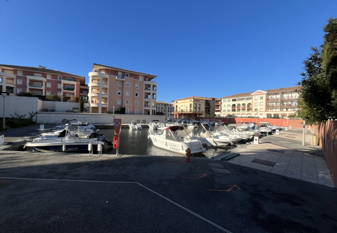 Appartement à Fréjus - PortFréjus LE NAUTICA, T2/3, 5 personnes, proche plages et commodités, grand balcon, climatisé, wifi et garage