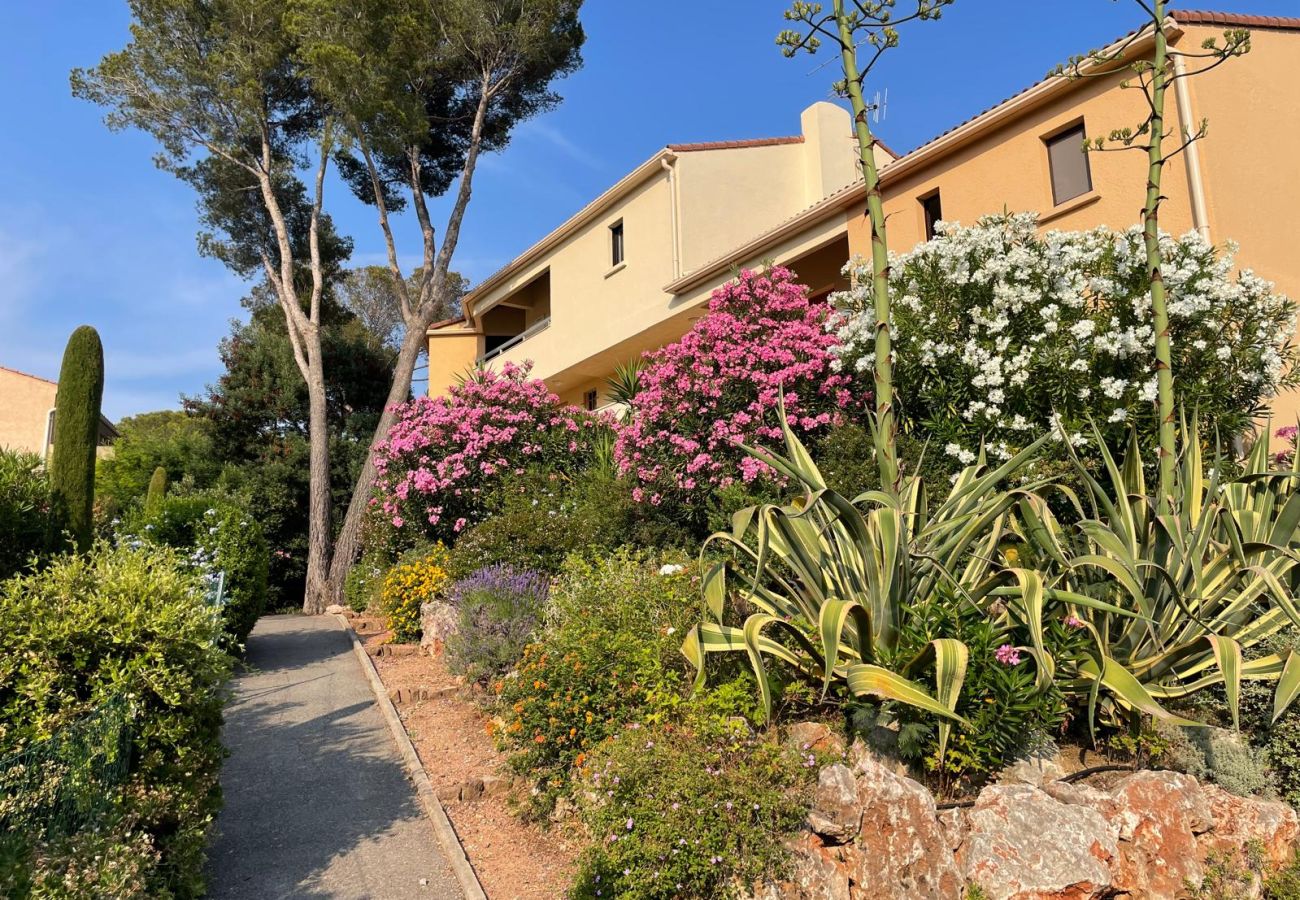 Appartement à Saint Raphael - LA Péguière, T2 27m2, pour 2 Adultes et 1enfant, climatisé, jardin, parking et plage à 5mn à pied