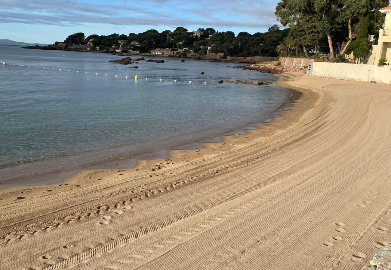 Appartement à Saint Raphael - LA Péguière, T2 27m2, pour 2 Adultes et 1enfant, climatisé, jardin, parking et plage à 5mn à pied