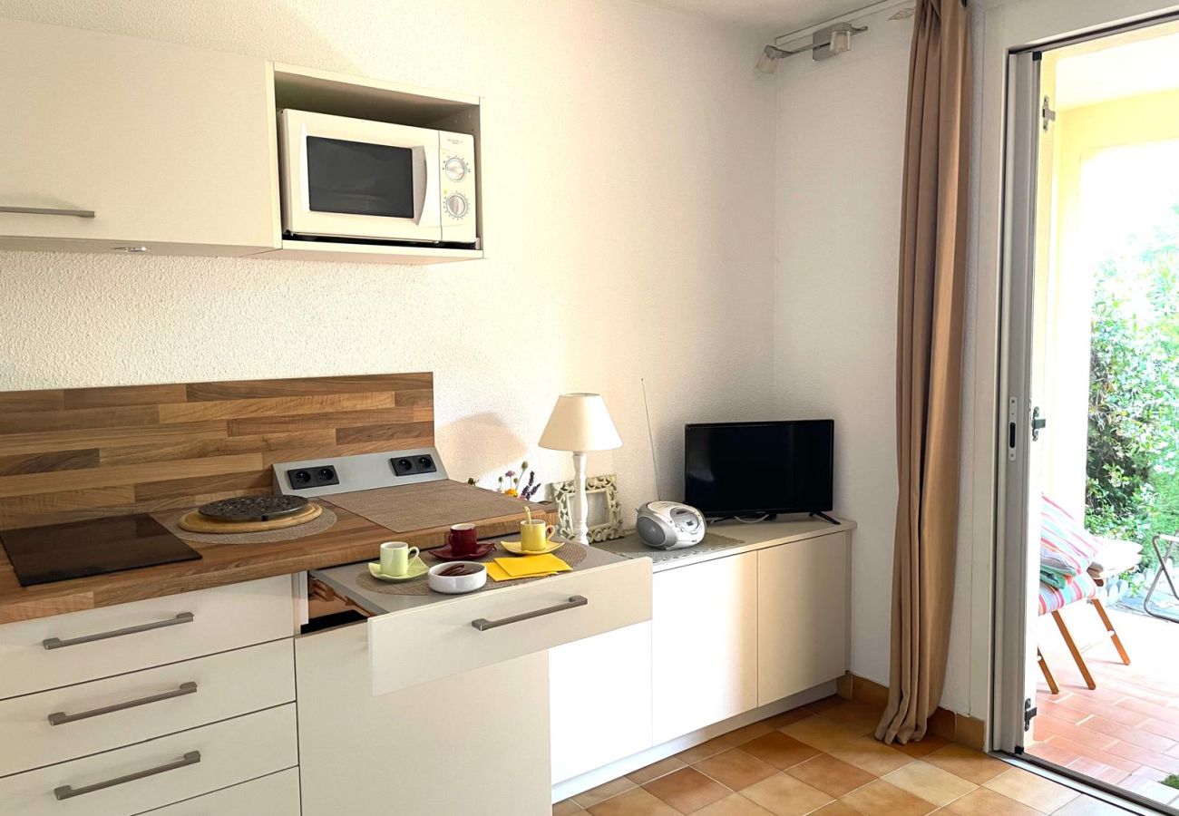 Appartement à Saint Raphael - LA Péguière, T2 27m2, pour 2 Adultes et 1enfant, climatisé, jardin, parking et plage à 5mn à pied