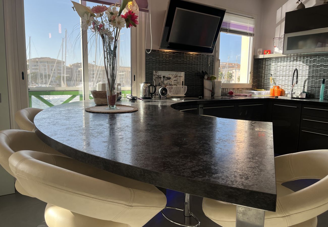Appartement à Fréjus - Sur les quais de Port-Fréjus, magnifique T2 de 50m2, vue incroyable, climatisé, WIFI et grand garage