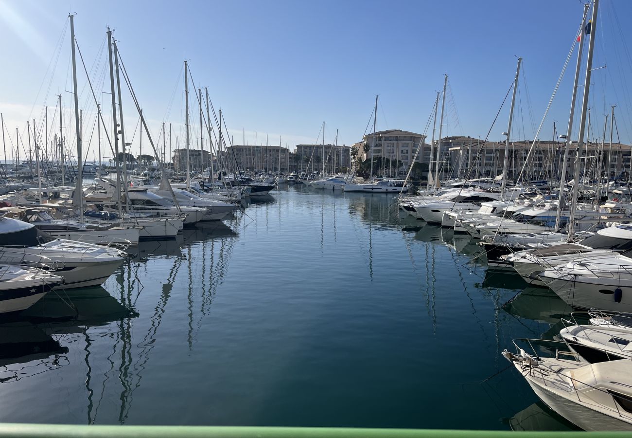 Appartement à Fréjus - Sur les quais de Port-Fréjus, magnifique T2 de 50m2, vue incroyable, climatisé, WIFI et grand garage
