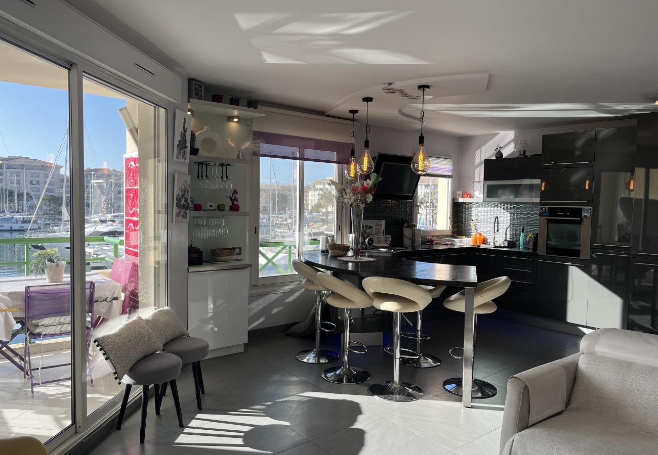 Appartement à Fréjus - Sur les quais de Port-Fréjus, magnifique T2 de 50m2, vue incroyable, climatisé, WIFI et grand garage