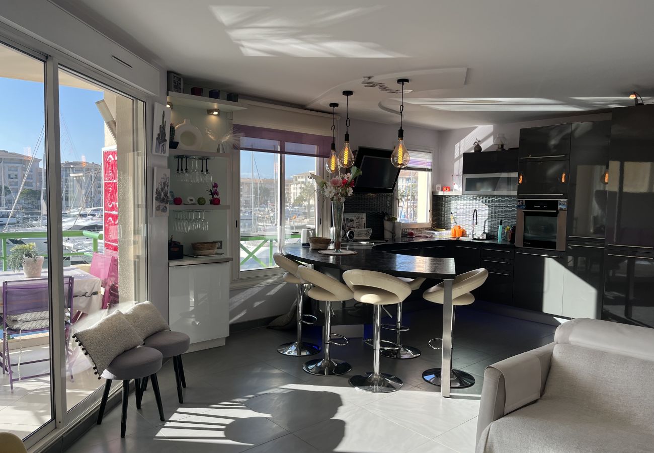 Appartement à Fréjus - Sur les quais de Port-Fréjus, magnifique T2 de 50m2, vue incroyable, climatisé, WIFI et grand garage