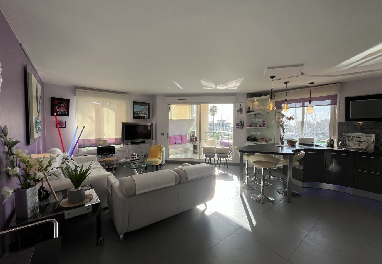 Appartement à Fréjus - Sur les quais de Port-Fréjus, magnifique T2 de 50m2, vue incroyable, climatisé, WIFI et grand garage