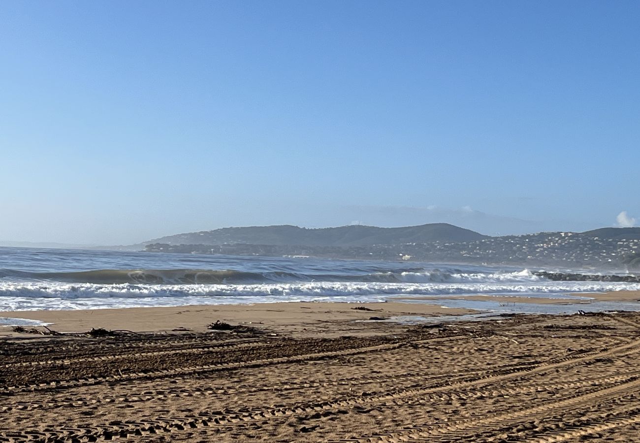 Appartement à Fréjus - Grand rez de chaussée de 110m2 pour 6 privilégiés, accès direct à la plage, 3 grandes chambres, climatisé, wifi, 2 parkings privatifs, 