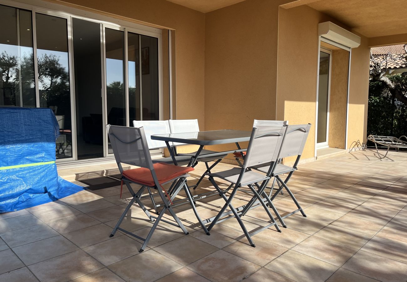 Appartement à Fréjus - Grand rez de chaussée de 110m2 pour 6 privilégiés, accès direct à la plage, 3 grandes chambres, climatisé, wifi, 2 parkings privatifs, 