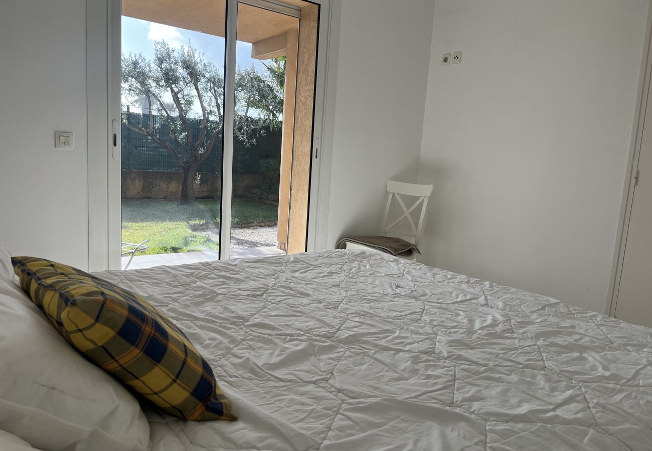 Appartement à Fréjus - Grand rez de chaussée de 110m2 pour 6 privilégiés, accès direct à la plage, 3 grandes chambres, climatisé, wifi, 2 parkings privatifs, 