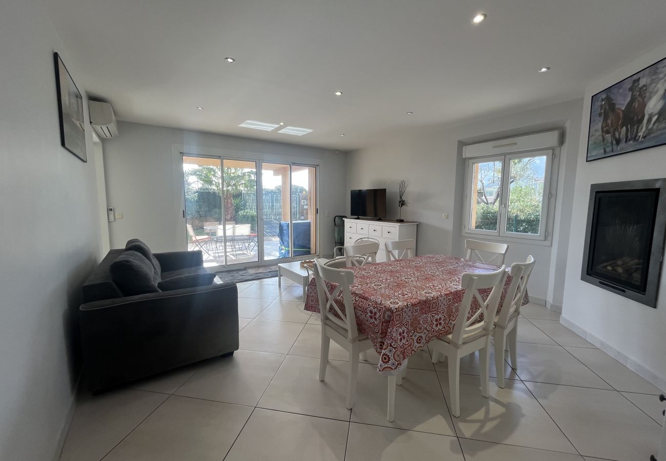 Appartement à Fréjus - Grand rez de chaussée de 110m2 pour 6 privilégiés, accès direct à la plage, 3 grandes chambres, climatisé, wifi, 2 parkings privatifs, 