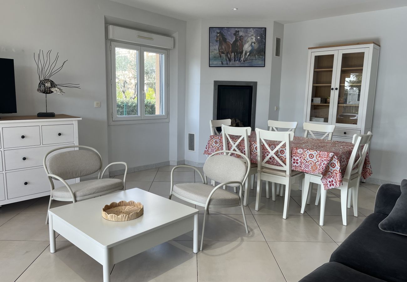 Appartement à Fréjus - Grand rez de chaussée de 110m2 pour 6 privilégiés, accès direct à la plage, 3 grandes chambres, climatisé, wifi, 2 parkings privatifs, 