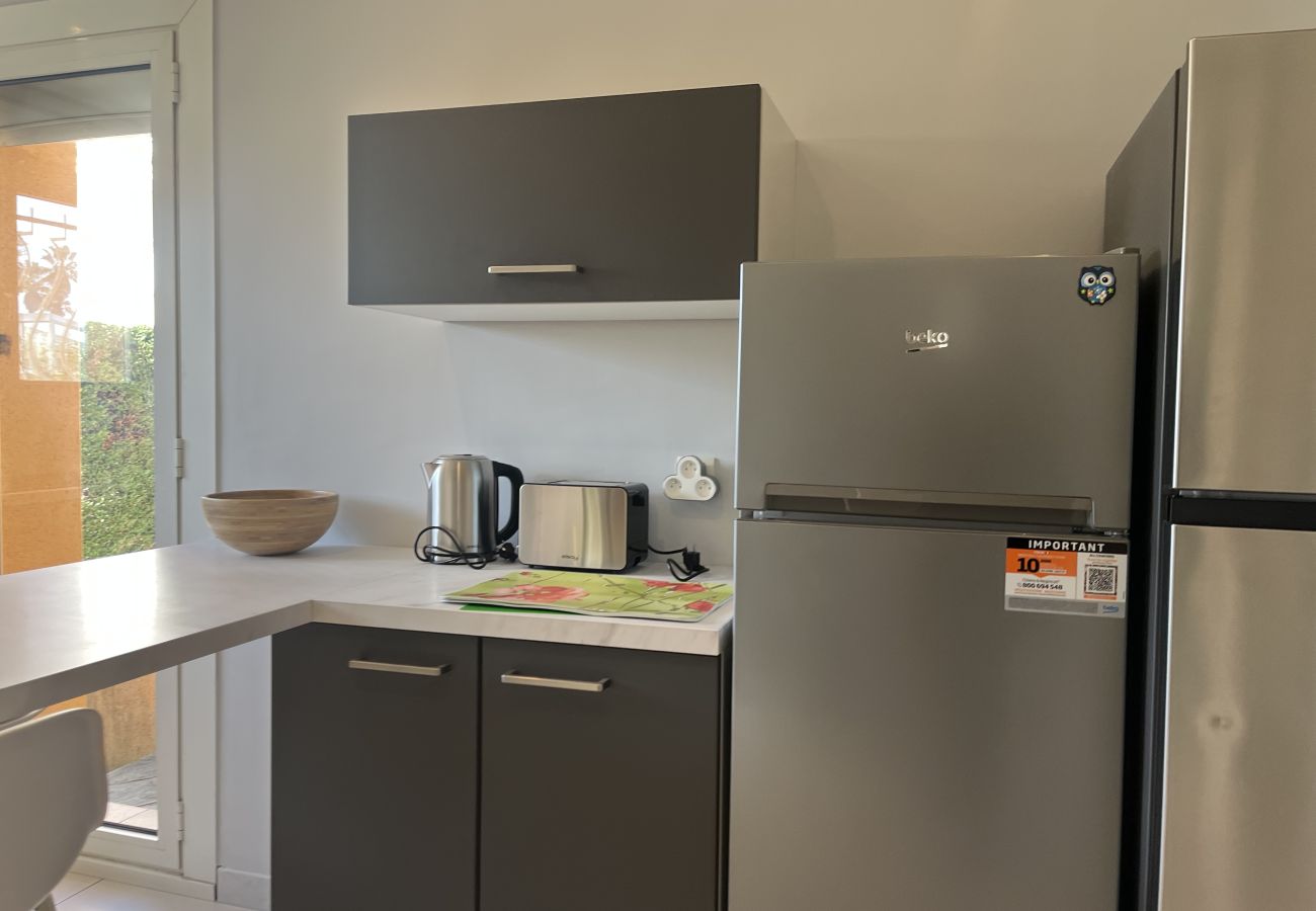 Appartement à Fréjus - Grand rez de chaussée de 110m2 pour 6 privilégiés, accès direct à la plage, 3 grandes chambres, climatisé, wifi, 2 parkings privatifs, 