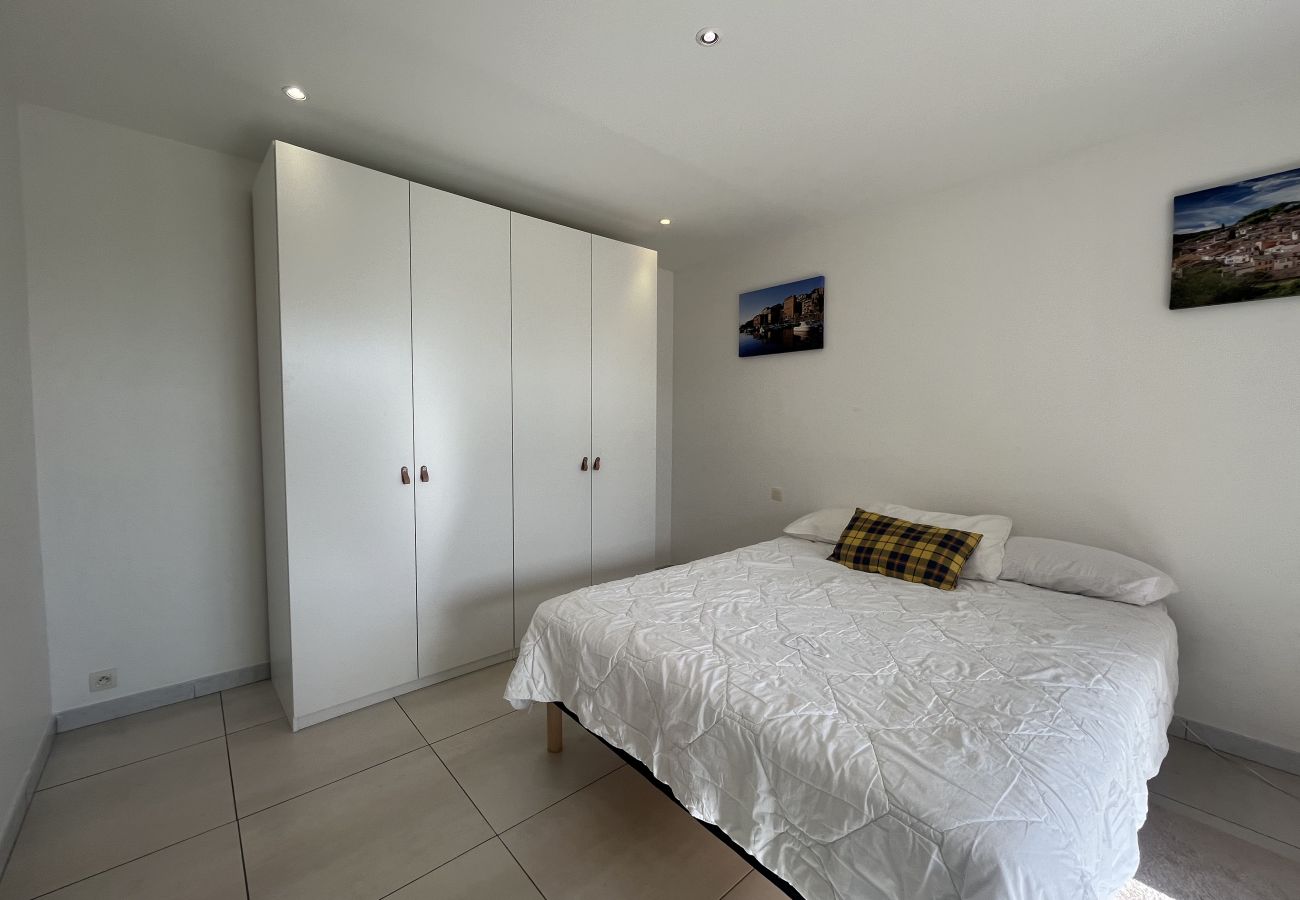 Appartement à Fréjus - Grand rez de chaussée de 110m2 pour 6 privilégiés, accès direct à la plage, 3 grandes chambres, climatisé, wifi, 2 parkings privatifs, 