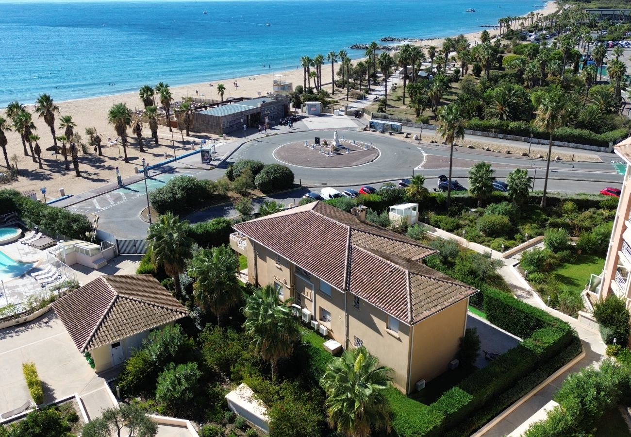 Appartement à Fréjus - Grand rez de chaussée de 110m2 pour 6 privilégiés, accès direct à la plage, 3 grandes chambres, climatisé, wifi, 2 parkings privatifs, 