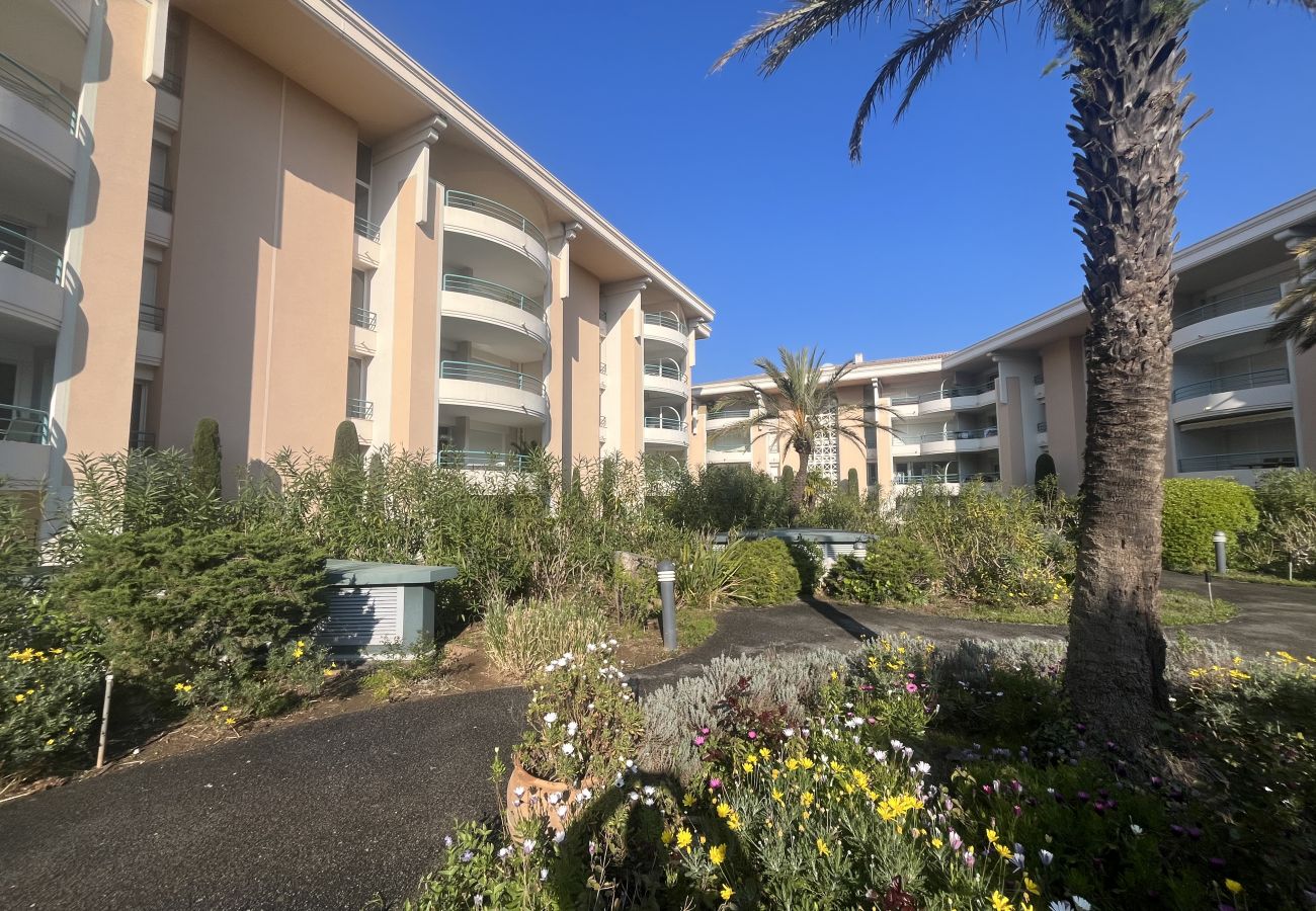 Appartement à Fréjus - Port Fréjus, le Cesaree, Exceptionnel T3 vue sur jardin et piscine, pour 4 privilégiés, climatisation et garage