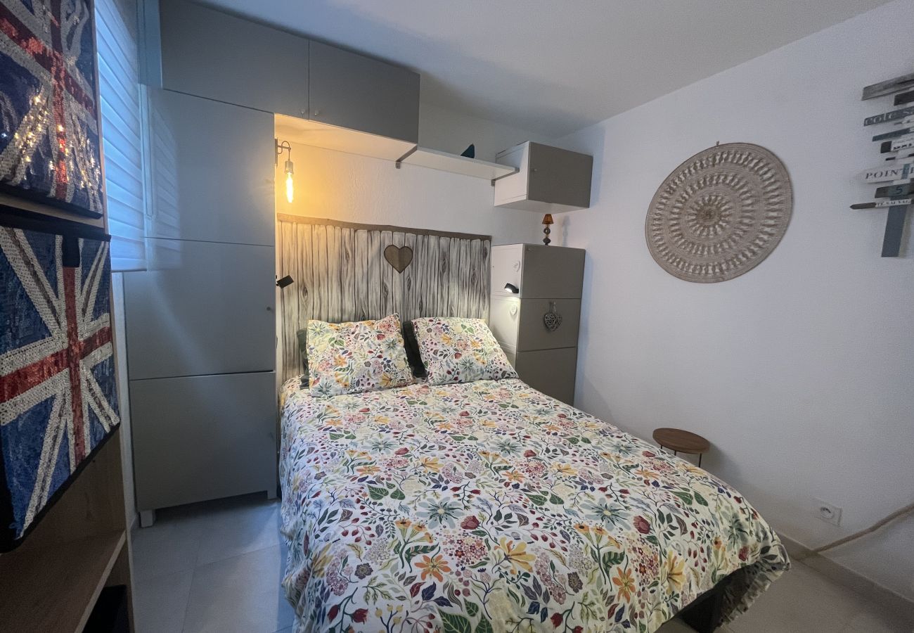 Appartement à Fréjus - Port Fréjus, le Cesaree, Exceptionnel T3 vue sur jardin et piscine, pour 4 privilégiés, climatisation et garage
