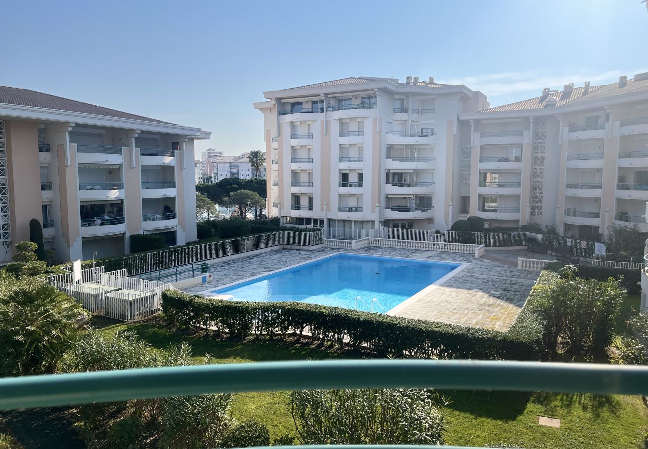 Appartement à Fréjus - Port Fréjus, le Cesaree, Exceptionnel T3 vue sur jardin et piscine, pour 4 privilégiés, climatisation et garage