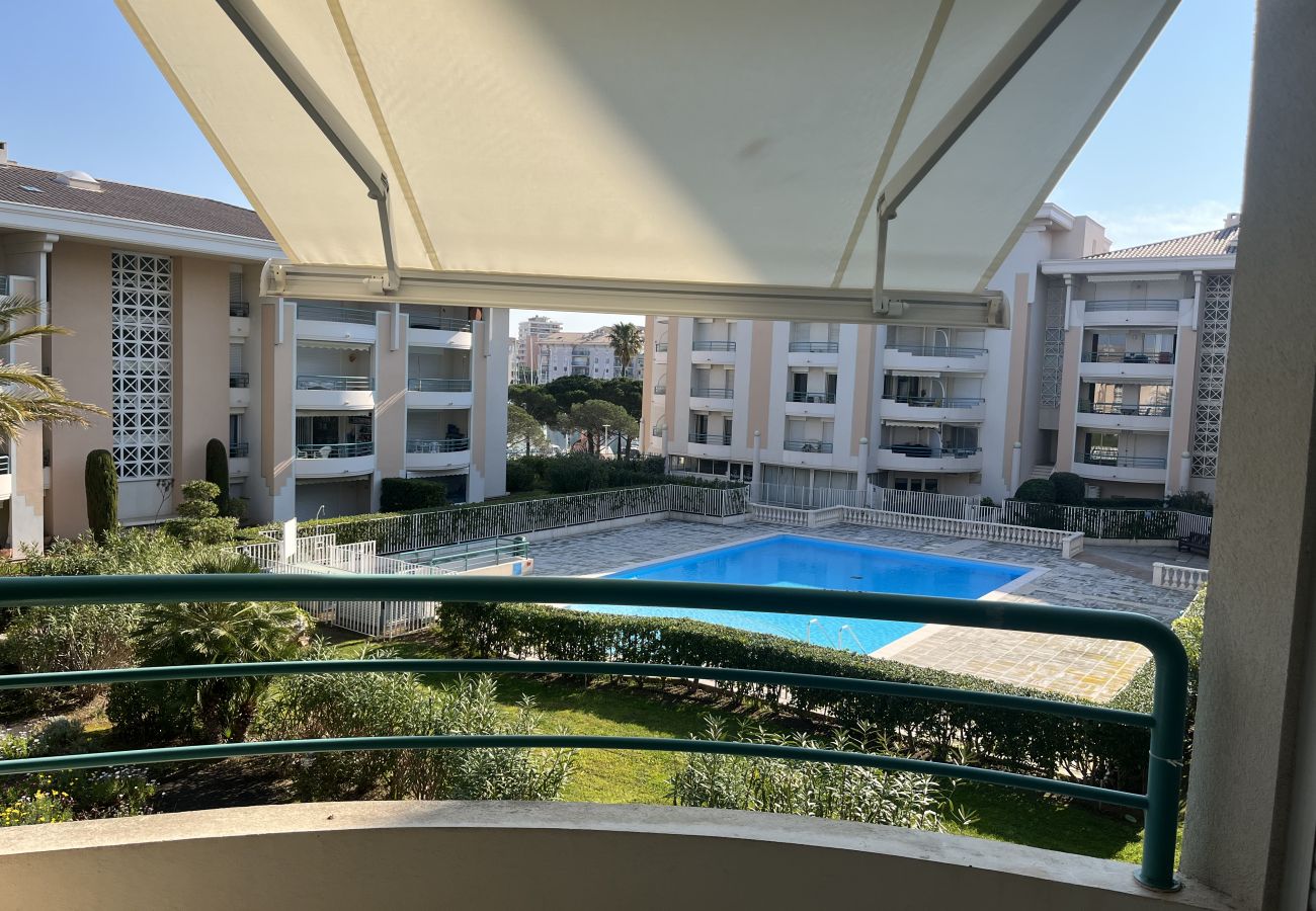 Appartement à Fréjus - Port Fréjus, le Cesaree, Exceptionnel T3 vue sur jardin et piscine, pour 4 privilégiés, climatisation et garage