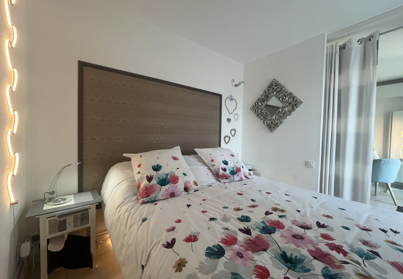 Appartement à Fréjus - Port Fréjus, le Cesaree, Exceptionnel T3 vue sur jardin et piscine, pour 4 privilégiés, climatisation et garage