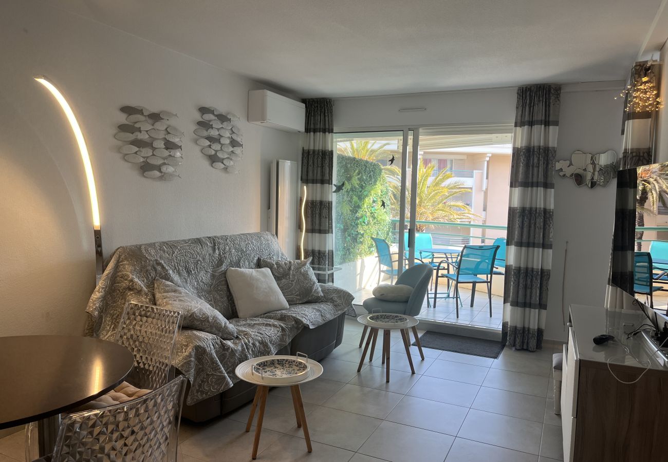 Appartement à Fréjus - Port Fréjus, le Cesaree, Exceptionnel T3 vue sur jardin et piscine, pour 4 privilégiés, climatisation et garage