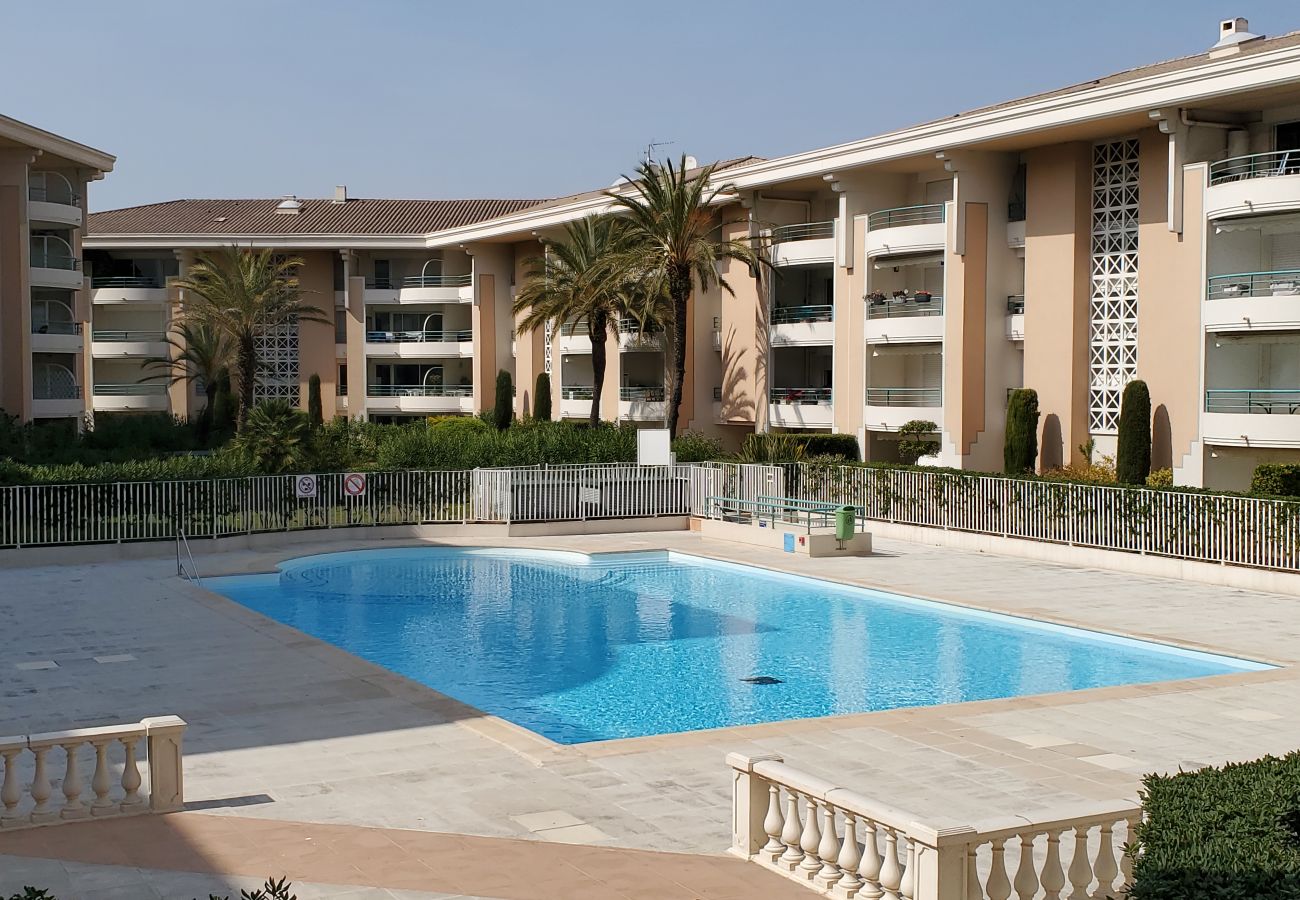 Appartement à Fréjus - Port Fréjus, le Cesaree, Exceptionnel T3 vue sur jardin et piscine, pour 4 privilégiés, climatisation et garage