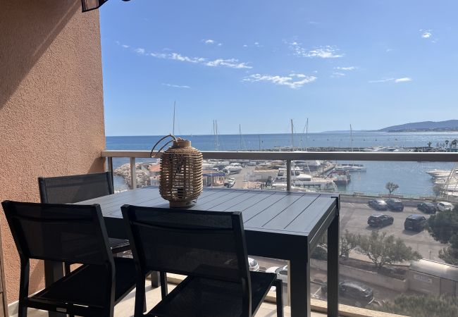 Appartement à Fréjus - Vue incroyable sur la mer, T2 cabine pour 4 privilégiés, climatisé, grand garage, plage à 50 mètres, tout à pied
