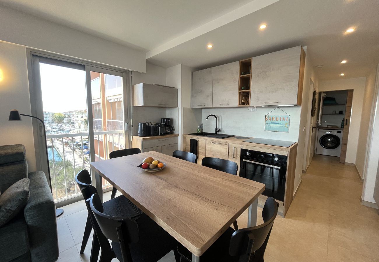 Appartement à Fréjus - Vue incroyable sur la mer, T2 cabine pour 4 privilégiés, climatisé, grand garage, plage à 50 mètres, tout à pied