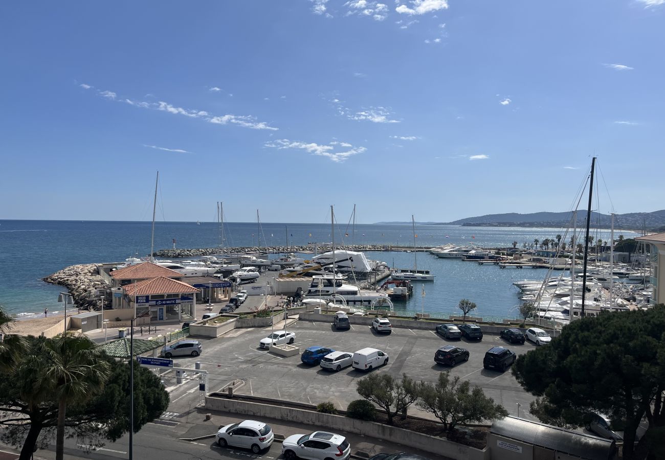 Appartement à Fréjus - Vue incroyable sur la mer, T2 cabine pour 4 privilégiés, climatisé, grand garage, plage à 50 mètres, tout à pied