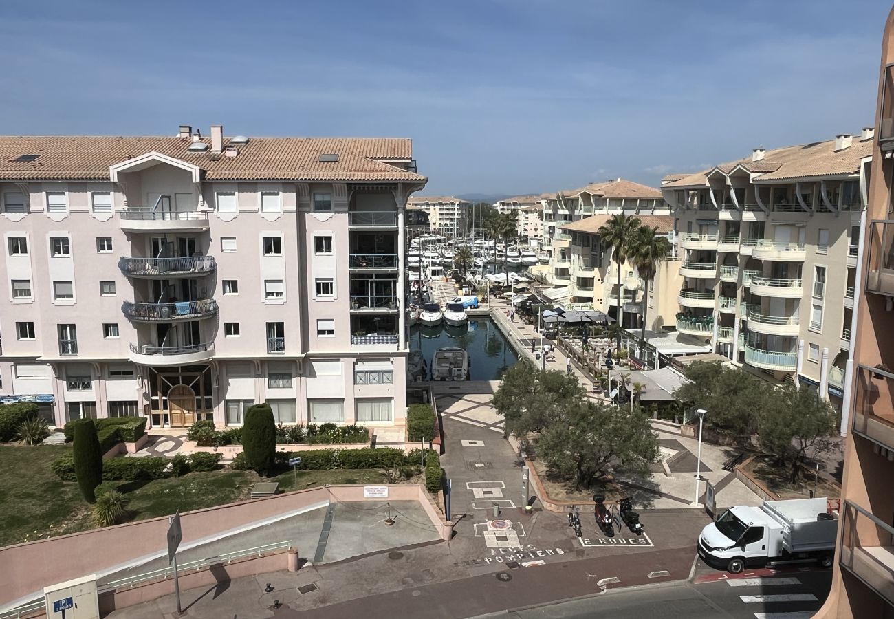 Appartement à Fréjus - Vue incroyable sur la mer, T2 cabine pour 4 privilégiés, climatisé, grand garage, plage à 50 mètres, tout à pied