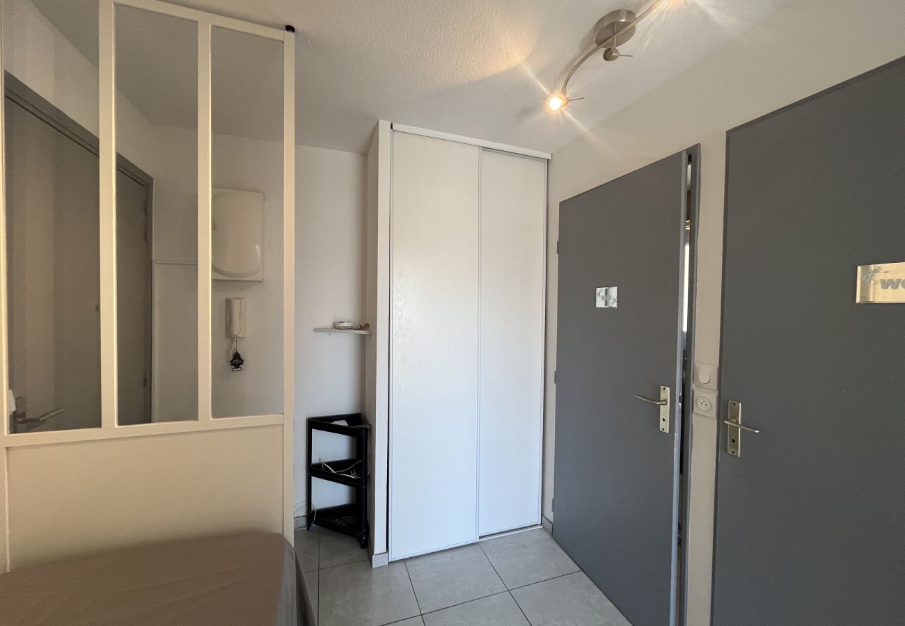 Studio à Fréjus - Le Capitole, front de mer, studio avec coin nuit pour 3 personnes, 26m2, balcon aperçu mer, climatisé parking privatif 