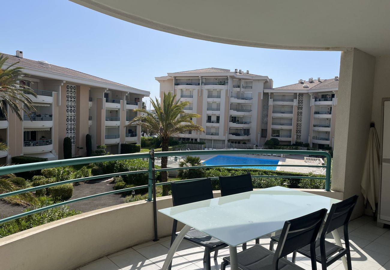 Appartement à Fréjus - Résidence Cesaree – T2 rénové avec vue piscine, clim, garage et terrasse – 4 pers.