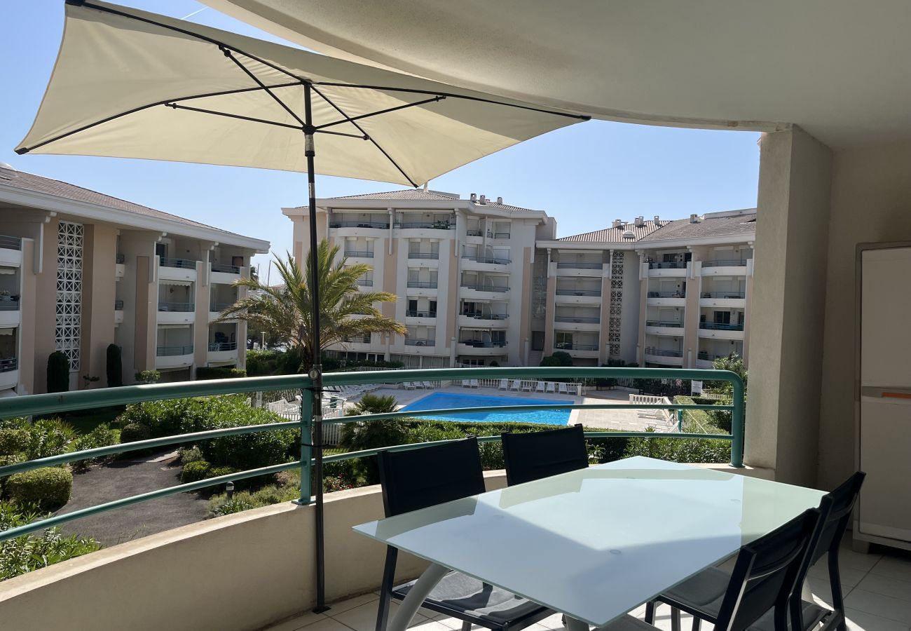 Appartement à Fréjus - Résidence Cesaree – T2 rénové avec vue piscine, clim, garage et terrasse – 4 pers.