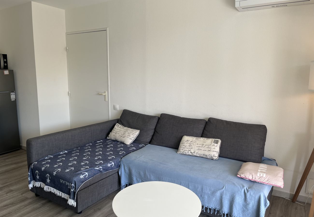 Appartement à Fréjus - Résidence Cesaree – T2 rénové avec vue piscine, clim, garage et terrasse – 4 pers.