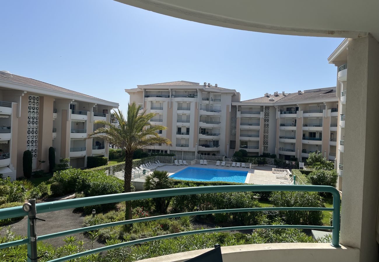 Appartement à Fréjus - Résidence Cesaree – T2 rénové avec vue piscine, clim, garage et terrasse – 4 pers.