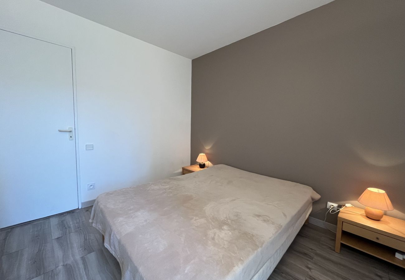 Appartement à Fréjus - Résidence Cesaree – T2 rénové avec vue piscine, clim, garage et terrasse – 4 pers.