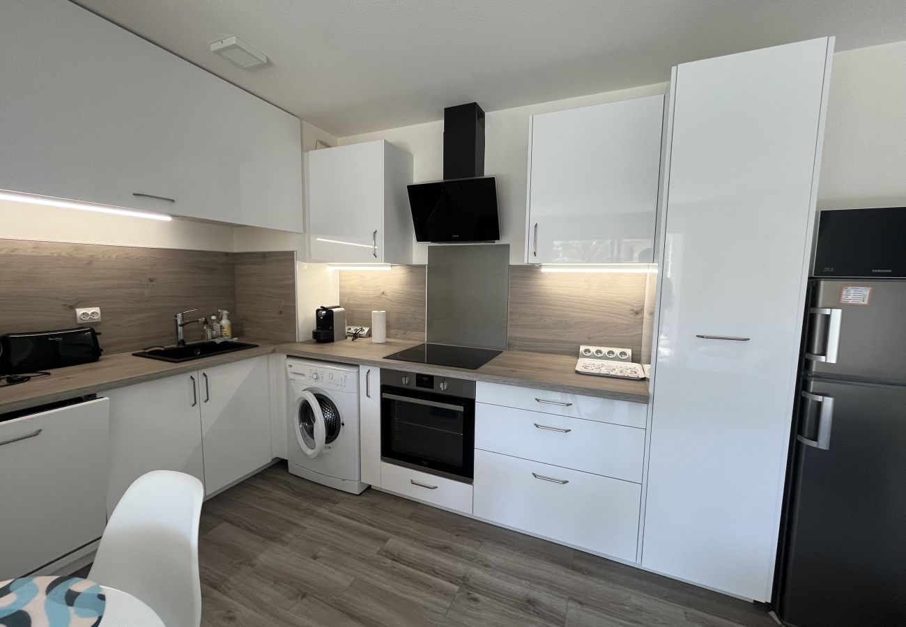Appartement à Fréjus - Résidence Cesaree – T2 rénové avec vue piscine, clim, garage et terrasse – 4 pers.