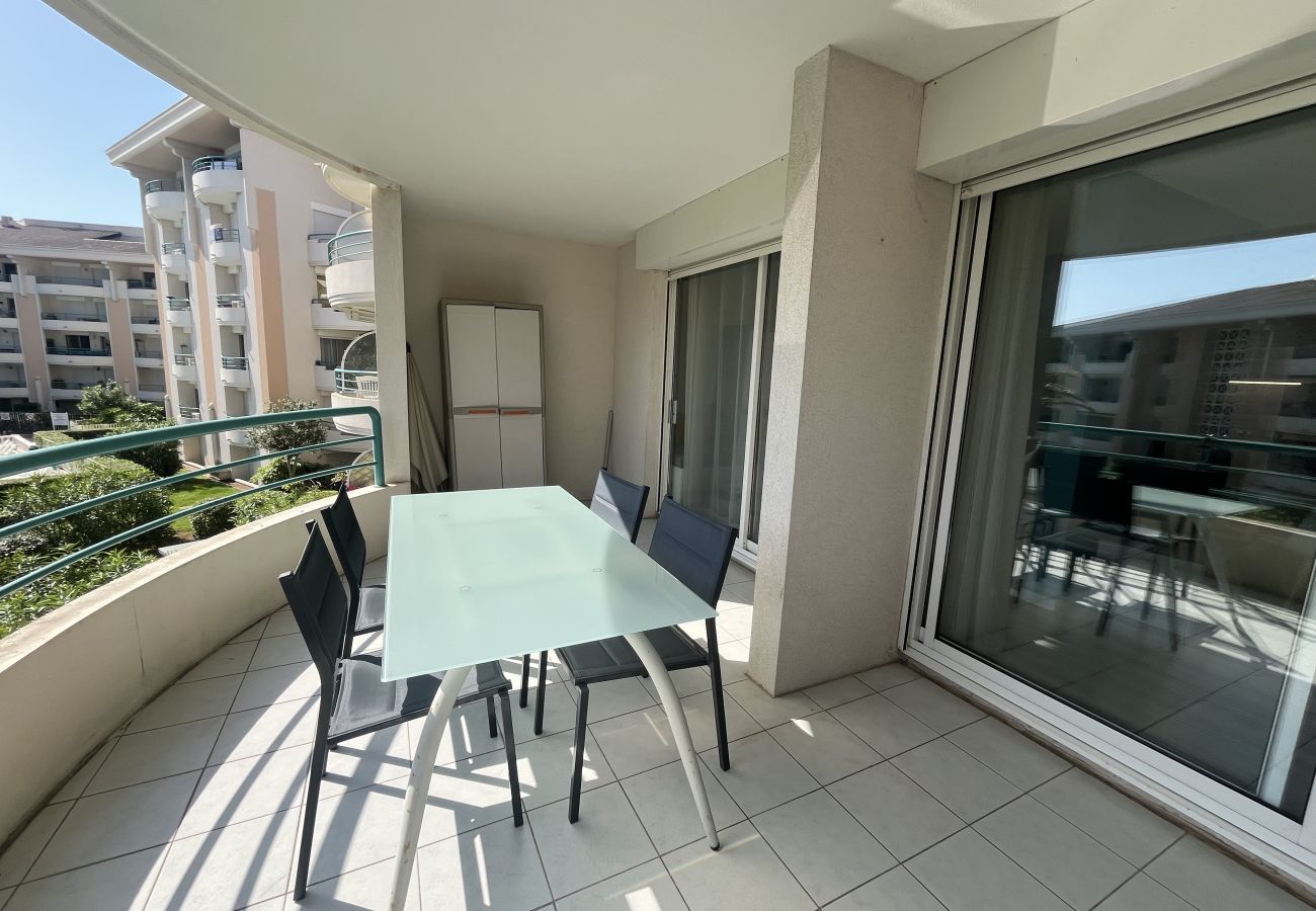 Appartement à Fréjus - Résidence Cesaree – T2 rénové avec vue piscine, clim, garage et terrasse – 4 pers.