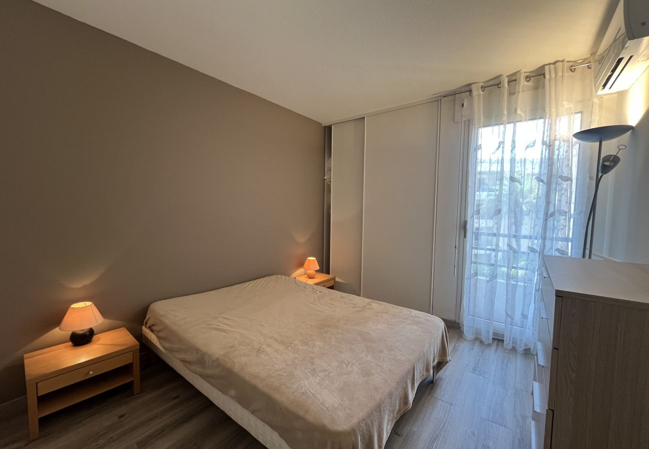 Appartement à Fréjus - Résidence Cesaree – T2 rénové avec vue piscine, clim, garage et terrasse – 4 pers.
