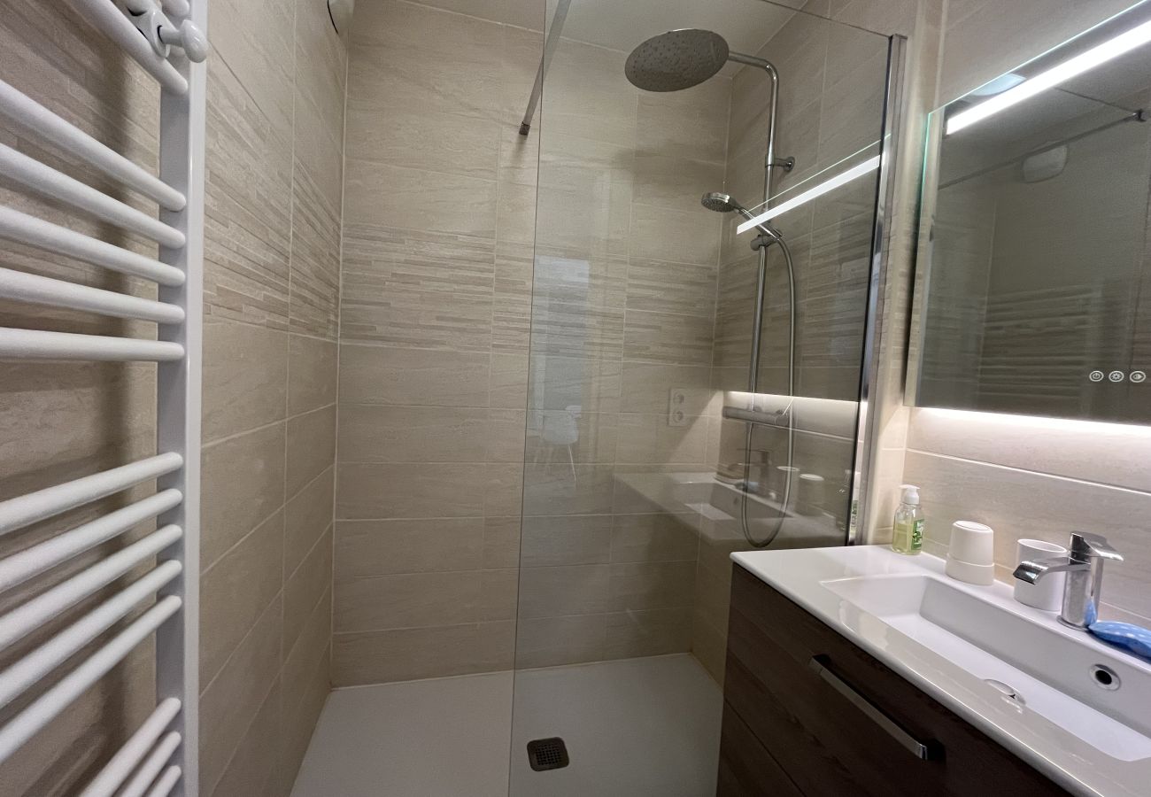 Appartement à Fréjus - Résidence Cesaree – T2 rénové avec vue piscine, clim, garage et terrasse – 4 pers.