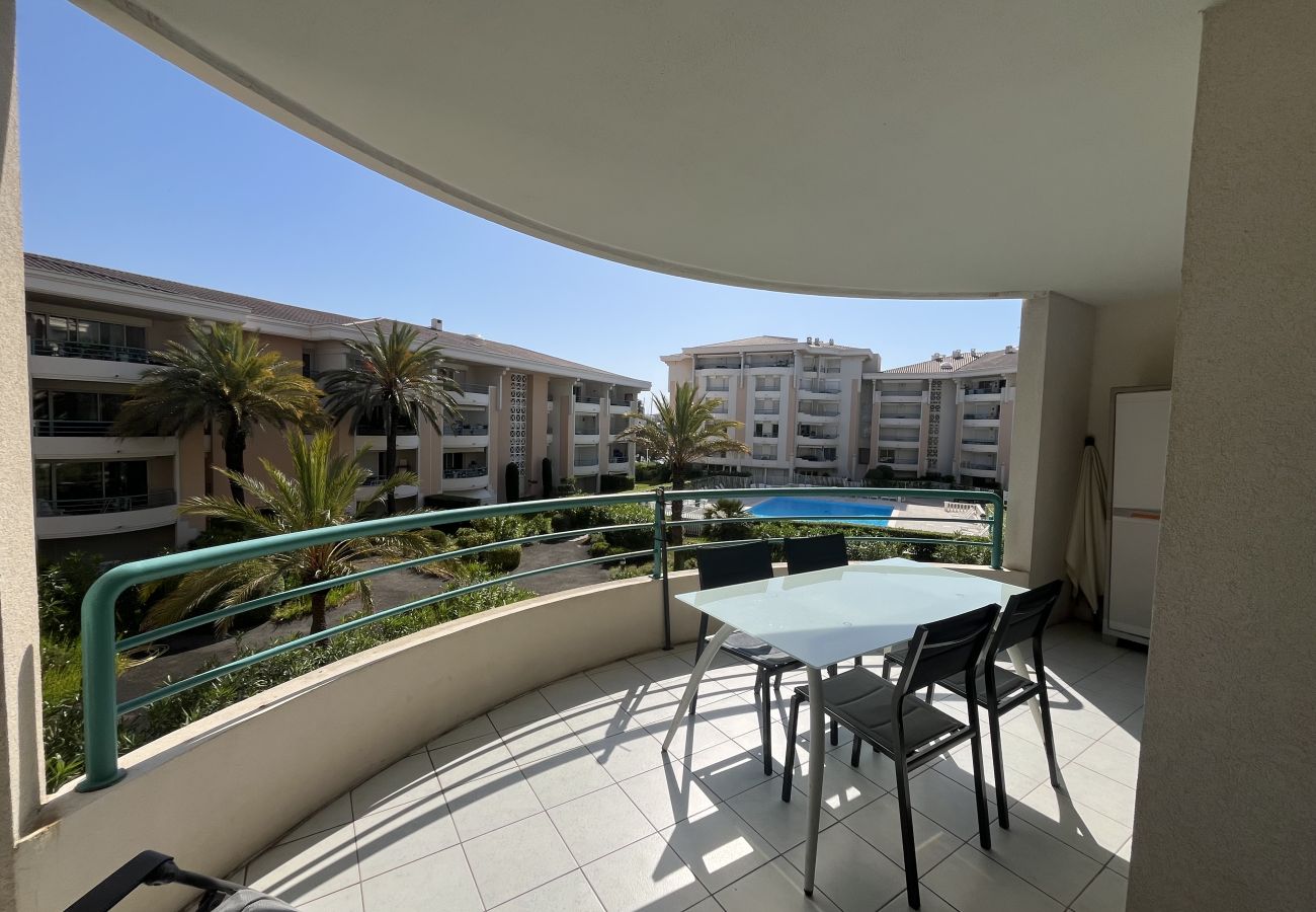 Appartement à Fréjus - Résidence Cesaree – T2 rénové avec vue piscine, clim, garage et terrasse – 4 pers.