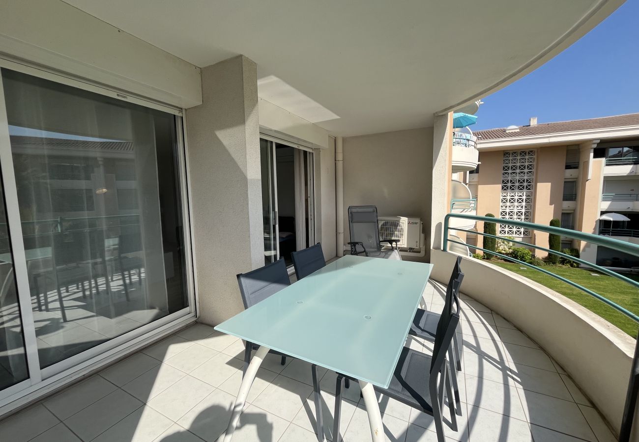 Appartement à Fréjus - Résidence Cesaree – T2 rénové avec vue piscine, clim, garage et terrasse – 4 pers.