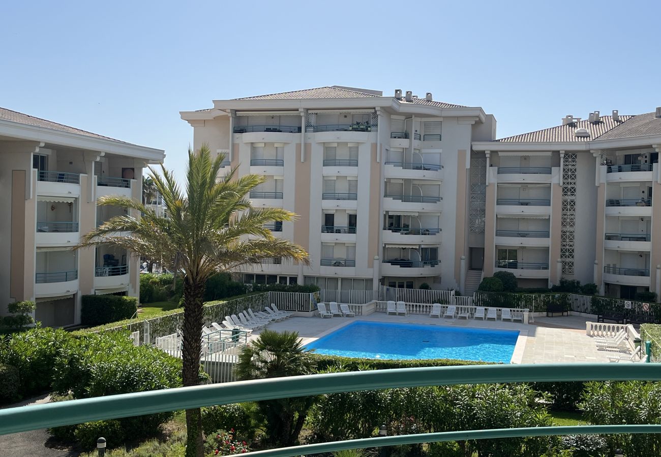 Appartement à Fréjus - Résidence Cesaree – T2 rénové avec vue piscine, clim, garage et terrasse – 4 pers.