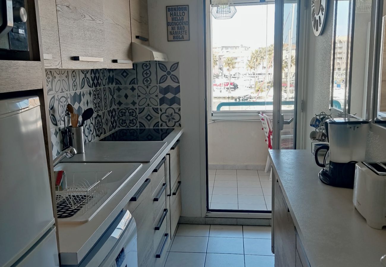Appartement à Fréjus - Port Fréjus vue port, grand T2, 47m2, clim, piscine, pour 4 privilegiés